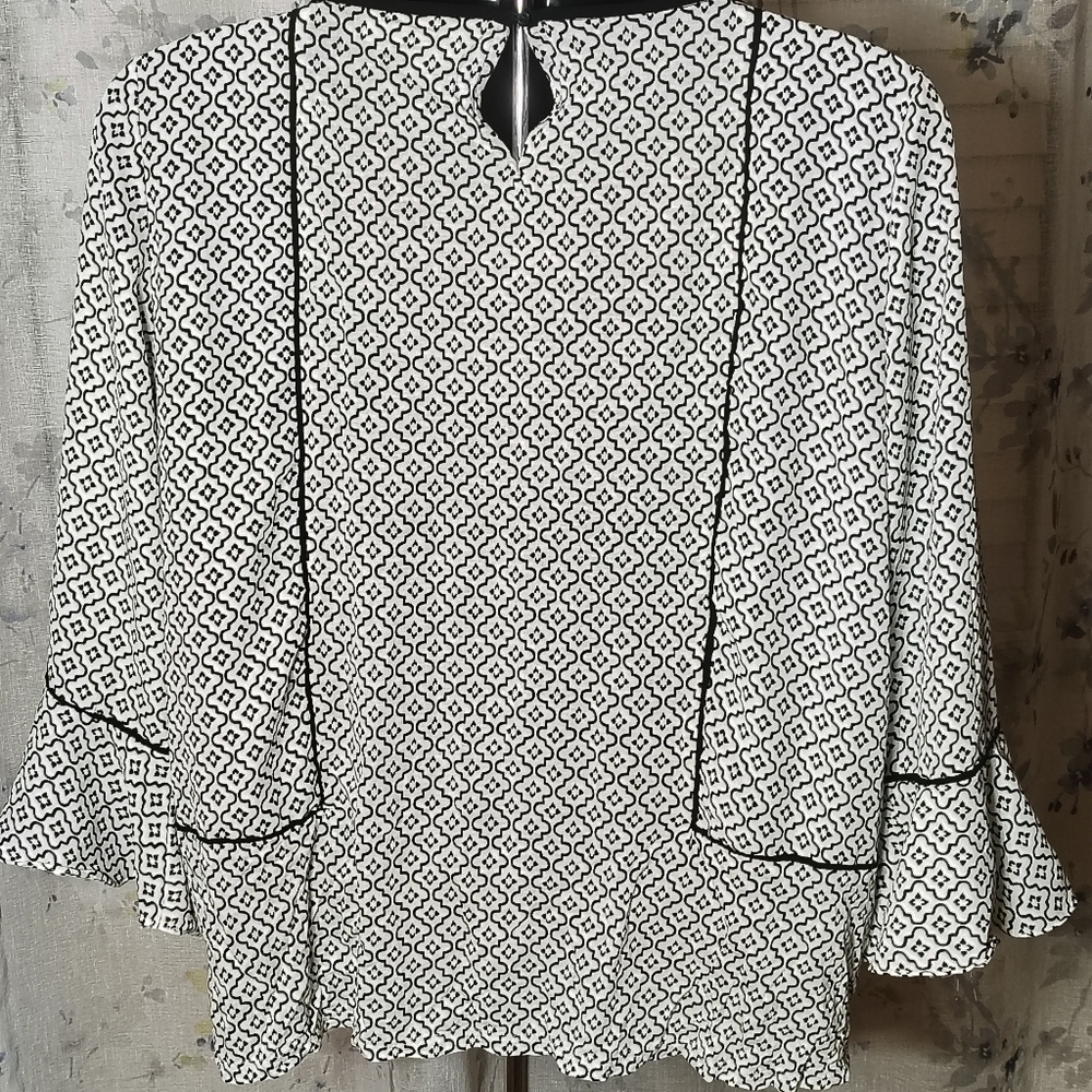 Elegant Black/ White Patterned Women's Large Petite Top With Belle Sleeves - Picture 5 of 5